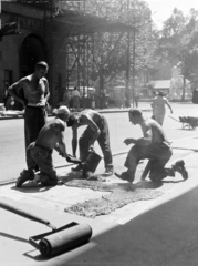 Magyarország, Budapest V., Dorottya utca és Vörösmarty tér sarok. Jobbra a Vörösmarty szobor, az előtérben az 1935-ben megnyitott Mintatrafik (tervezte Falus Elek)., 1954, Keveházi János, aszfaltozás, Budapest, Fortepan #197098