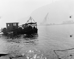 Magyarország, Budapest V., a lerombolt Erzsébet híd maradványainak kiemelése a pesti alsó rakpartról nézve., 1954, Keveházi János, Budapest, köd, hajódaru, Fortepan #197108