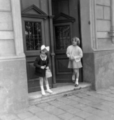 Magyarország, Budapest VIII., a Diószegi Sámuel utca 28. számú ház kapuja., 1955, Keveházi János, Budapest, masni, lányok, Fortepan #197166