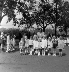 Magyarország, Budapest VIII., Magyarok Nagyasszonya (Rezső) tér, elsőáldozók a Magyarok Nagyasszonya-templom mellett., 1955, Keveházi János, Budapest, gyerekek, elsőáldozás, Fortepan #197177