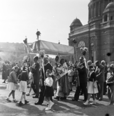 Magyarország, Budapest VIII., Magyarok Nagyasszonya (Rezső) tér, körmenet a Magyarok Nagyasszonya-templománál., 1955, Keveházi János, Budapest, baldachin, Fortepan #197178