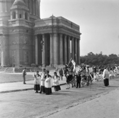 Magyarország, Budapest VIII., Magyarok Nagyasszonya (Rezső) tér, Magyarok Nagyasszonya-templom, körmenet., 1955, Keveházi János, Budapest, körmenet, ministráns, Fortepan #197179