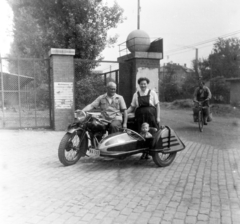 Magyarország, Budapest X., Maglódi út 6., a felvétel a Növényolaj és Szappangyár kapuja előtt készült., 1955, Keveházi János, Budapest, rendszám, oldalkocsis motorkerékpár, utas, nagyszülő, unoka, Fortepan #197184