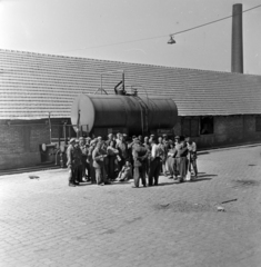 Magyarország, Budapest X., Maglódi út 6., Növényolaj és Szappangyár., 1955, Keveházi János, Budapest, képarány: négyzetes, földön ülés, gyártelep, munkásnő, tartálykocsi, munkásgyűlés, Fortepan #197192