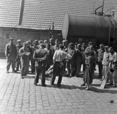 Magyarország, Budapest X., Maglódi út 6., Növényolaj és Szappangyár., 1955, Keveházi János, Budapest, képarány: négyzetes, olvasás, munkaruha, tartálykocsi, munkásgyűlés, Fortepan #197194