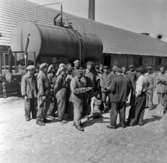 Magyarország, Budapest X., Maglódi út 6., Növényolaj és Szappangyár., 1955, Keveházi János, Budapest, képarány: négyzetes, földön ülés, fejkendő, micisapka, munkásnő, tartálykocsi, munkásgyűlés, Fortepan #197195