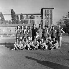 Magyarország, Budapest X., Maglódi út 4. sportpálya, a Kinizsi Sörgyár női röplabdacsapat tagjai, háttérben a Növényolaj és Szappangyár., 1955, Keveházi János, Budapest, nő, röplabda, Fortepan #197196