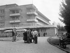 Hungary, Kékestető, Kékes Szálló (később Mátrai Gyógyintézet)., 1950, Gyöngyi, bus, motorcycle, cobblestones, road sign, medical institution, Fortepan #1972