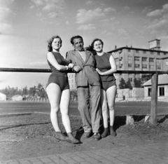 Magyarország, Budapest X., Maglódi út 4. sportpálya, a Kinizsi Sörgyár női röplabdacsapat tagjai, háttérben a Növényolaj és Szappangyár., 1955, Keveházi János, Budapest, képarány: négyzetes, nő, sportoló, büszkeség, Fortepan #197200