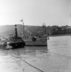 Magyarország, Budapest V., a pesti Duna-part a Vigadó (Molotov) téri hajóállomás közelében, háttérben a Gellért-hegy., 1955, Keveházi János, gőzhajó, lapátkerekes hajó, Ercsi/MÁV I. hajó, Budapest, képarány: négyzetes, Fortepan #197206