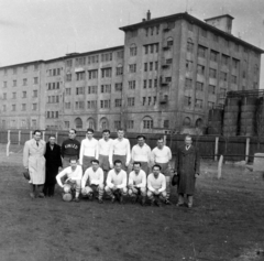 Magyarország, Budapest X., Maglódi út 4. sportpálya, háttérben a Növényolaj és Szappangyár., 1955, Keveházi János, Budapest, csoportkép, képarány: négyzetes, modern építészet, labdarúgás, Fortepan #197207