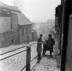 Magyarország, Budapest II., Gül Baba utca., 1955, Keveházi János, Budapest, utcakép, képarány: négyzetes, korlát, férfiak, lejtő, beszélgetés, járda, Fortepan #197209