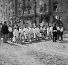 Magyarország, Budapest XIV., Hungária körút, május 1-i felvonulás résztvevői a 87-es számú ház előtt., 1955, Keveházi János, Budapest, munkaköpeny, nők, képarány: négyzetes, Fortepan #197226