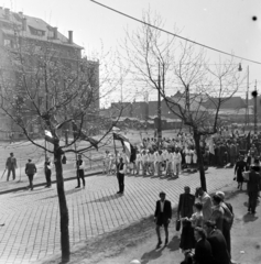 Magyarország, Budapest XIV., Hungária körút, május 1-i felvonulás résztvevői a 110-es számú ház előtt., 1955, Keveházi János, Budapest, képarány: négyzetes, felvonulás, Fortepan #197227