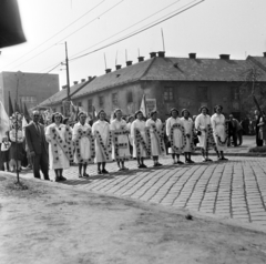 Magyarország, Budapest XIV., Hungária körút, szemben a 118. számú háznál a Semsey Andor utca kereszteződése. Május 1-i felvonulás résztvevői., 1955, Keveházi János, Budapest, felirat, munkaköpeny, nők, képarány: négyzetes, Fortepan #197229