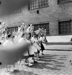 Magyarország, Budapest XIV., Hungária körút, május 1-i felvonulás résztvevői a Telefongyár előtt., 1955, Keveházi János, Budapest, nők, képarány: négyzetes, rontott fotó, májusfa, Fortepan #197231