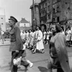 Magyarország, Budapest XIV., Thököly út, május 1-i felvonulás résztvevői a 104-es számú ház előtt., 1955, Keveházi János, Budapest, munkaköpeny, nők, golyónyom, Fortepan #197232