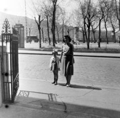 Magyarország, Budapest V., Petőfi tér, a Nagyboldogasszony ortodox székesegyház kapuja., 1955, Keveházi János, Budapest, kislány, képarány: négyzetes, anya, árnyék, Fortepan #197233