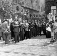 Magyarország, Budapest XIV., Thököly út, május 1-i felvonulás résztvevői a 93-as és 91-es számú ház előtt., 1955, Keveházi János, Budapest, dekoráció, képarány: négyzetes, férfiak, Fortepan #197236