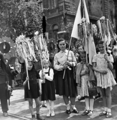 Magyarország, Budapest XIV., Thököly út, május 1-i felvonulás résztvevői a 93-as számú ház előtt., 1955, Keveházi János, Budapest, zokni-szandál, képarány: négyzetes, lányok, májusfa, Fortepan #197237