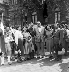 Magyarország, Budapest XIV., Thököly út, május 1-i felvonulás résztvevői a 93-as számú ház előtt., 1955, Keveházi János, Budapest, csoportkép, képarány: négyzetes, kalap kézben, Fortepan #197238