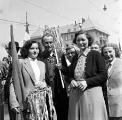 Magyarország, Budapest XIV., Thököly út, május 1-i felvonulás résztvevői a 104-es számú ház előtt., 1955, Keveházi János, Budapest, képarány: négyzetes, ünneplő ruha, májusfa, Fortepan #197239