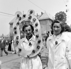 Magyarország, Budapest XIV., Thököly út, május 1-i felvonulás résztvevői a 104-es számú ház előtt., 1955, Keveházi János, Budapest, dekoráció, munkaköpeny, nők, Fortepan #197241