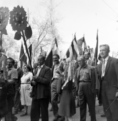 Magyarország, Budapest XIV., május 1-i felvonulás résztvevői., 1955, Keveházi János, Budapest, dekoráció, zászló, mosoly, nyakkendő, öltöny, Fortepan #197242