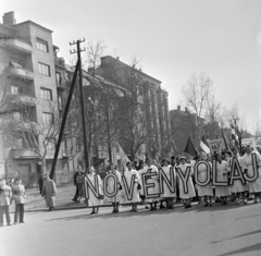 Magyarország, Budapest XIV., Stefánia (Vorosilov) út a Jurisich utca és Szobránc köz között, május 1-i felvonulás résztvevői., 1955, Keveházi János, Budapest, felirat, munkaköpeny, képarány: négyzetes, munkásnő, Fortepan #197246