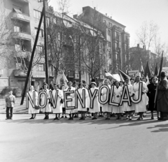 Magyarország, Budapest XIV., Stefánia (Vorosilov) út a Jurisich utca és Szobránc köz között, május 1-i felvonulás résztvevői., 1955, Keveházi János, Budapest, felirat, bérház, munkaköpeny, képarány: négyzetes, munkásnő, Fortepan #197247