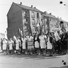 Magyarország, Budapest XIV., Stefánia (Vorosilov) út az Egressy út és Jurisich utca között, május 1-i felvonulás résztvevői., 1955, Keveházi János, Budapest, nők, kötény, kézenfogva, Fortepan #197248