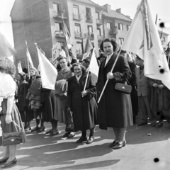 Magyarország, Budapest XIV., Stefánia (Vorosilov) út az Egressy út és Jurisich utca között, május 1-i felvonulás résztvevői., 1955, Keveházi János, Budapest, nők, képarány: négyzetes, zászló, kabát, retikül, Fortepan #197249