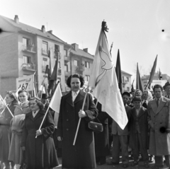 Magyarország, Budapest XIV., Stefánia (Vorosilov) út az Egressy út és Jurisich utca között, május 1-i felvonulás résztvevői., 1955, Keveházi János, Budapest, nők, zászló, retikül, ballonkabát, békegalamb, Fortepan #197250