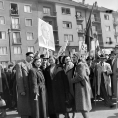 Magyarország, Budapest XIV., Stefánia (Vorosilov) út az Egressy út és Jurisich utca között, május 1-i felvonulás résztvevői., 1955, Keveházi János, Budapest, nők, képarány: négyzetes, kabát, Vorosilov ábrázolás, Fortepan #197252