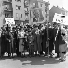 Magyarország, Budapest XIV., Stefánia (Vorosilov) út az Egressy út és Jurisich utca között, május 1-i felvonulás résztvevői., 1955, Keveházi János, Budapest, csoportkép, képarány: négyzetes, transzparens, munkaverseny, Vorosilov ábrázolás, Fortepan #197253