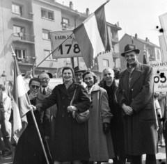 Magyarország, Budapest XIV., Stefánia (Vorosilov) út az Egressy út és Jurisich utca között, május 1-i felvonulás résztvevői., 1955, Keveházi János, Budapest, csoportkép, képarány: négyzetes, zászló, mosoly, munkaverseny, Fortepan #197255