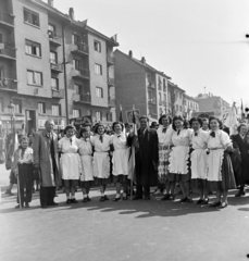 Magyarország, Budapest XIV., Stefánia (Vorosilov) út az Egressy út és Jurisich utca között, május 1-i felvonulás résztvevői., 1955, Keveházi János, Budapest, nők, képarány: négyzetes, transzparens, kötény, kalap kézben, ballonkabát, Fortepan #197256