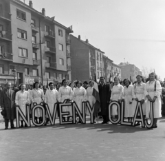 Magyarország, Budapest XIV., Stefánia (Vorosilov) út az Egressy út és Jurisich utca között, május 1-i felvonulás résztvevői., 1955, Keveházi János, Budapest, munkaköpeny, nők, Fortepan #197257