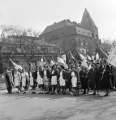 Magyarország, Budapest XIV., Stefánia (Vorosilov) út, május 1-i felvonulás résztvevői a 57. és 55. számú épületek előtt., 1955, Keveházi János, Budapest, nők, kötény, Fortepan #197264