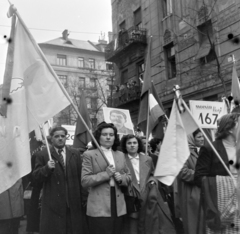 Magyarország, Budapest XIV., Ajtósi Dürer sor, háttérben a Cházár András utca torkolata, május 1-i felvonulás résztvevői., 1955, Keveházi János, Budapest, nők, képarány: négyzetes, zászló, erkély, Sztálin ábrázolás, munkaverseny, bámészkodás, Fortepan #197268