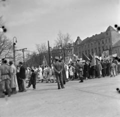 Magyarország, Budapest XIV., az Ajtósi Dürer sor a Dózsa György út felől, május 1-i felvonulás résztvevői., 1955, Keveházi János, Budapest, képarány: négyzetes, felvonulás, egyenruha, háttal, hátratett kéz, Fortepan #197269