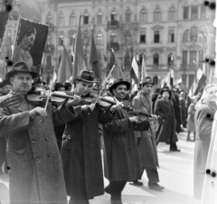 Magyarország, Budapest XIV., Ötvenhatosok tere (Felvonulási tér), háttérben a Dózsa György út 66-os számú ház, május 1-i felvonulás., 1955, Keveházi János, Budapest, férfiak, kalap, zeneművészet, Sztálin ábrázolás, hegedű, Fortepan #197271