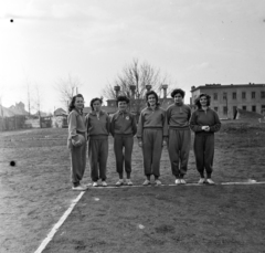 Magyarország, Budapest X., Maglódi út 4. sportpálya., 1955, Keveházi János, Budapest, nők, képarány: négyzetes, sportoló, melegítő, Fortepan #197275