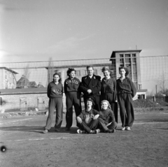 Magyarország, Budapest X., Maglódi út 4. sportpálya, Kinizsi Sörgyár női röplabdacsapat, háttérben a Növényolaj és Szappangyár., 1955, Keveházi János, Budapest, nők, csoportkép, képarány: négyzetes, melegítő, röplabda, Fortepan #197280