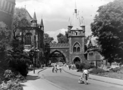 Magyarország, Városliget, Budapest XIV., Vajdahunyad vára, belső udvar. Jobbra az Auditórium és a fáktól takarva a Jáki kápolna., 1955, Keveházi János, Budapest, épített örökség, neogótika, Fortepan #197308