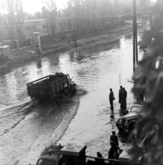 Magyarország, Budapest X., a Maglódi út a 17. számú épületből nézve, szemben a Növényolaj és Szappangyár., 1955, Keveházi János, Budapest, utcakép, képarány: négyzetes, teherautó, víz, Fortepan #197310