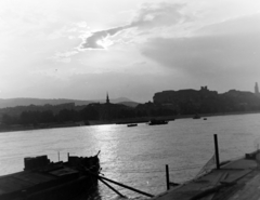 Magyarország, Budapest V.,Budapest I., pesti alsó rakpart a MAHART nemzetközi hajóállomásánál a Királyi Palota (később Budavári Palota) felé nézve., 1955, Keveházi János, Budapest, látkép, templomtorony, felhő, sziluett, Fortepan #197328