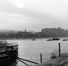 Magyarország, Budapest V.,Budapest I., pesti alsó rakpart a MAHART nemzetközi hajóállomásánál a Királyi Palota (később Budavári Palota) felé nézve., 1955, Keveházi János, Budapest, képarány: négyzetes, látkép, folyópart, Fortepan #197338