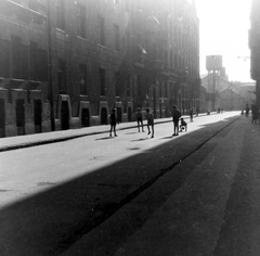 Magyarország, Budapest VIII., Visi Imre utca a Szeszgyár utca felé nézve., 1955, Keveházi János, Budapest, utcakép, képarány: négyzetes, fiúk, fény-árnyék, labda, víztorony, Fortepan #197340