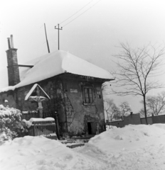 Magyarország, Budapest X., Harmat utca 26., egykor présház, ma lakóház., 1955, Keveházi János, Budapest, légvezeték, lakóház, képarány: négyzetes, kémény, hó, golyónyom, jégcsap, utcanévtábla, kereszt_jelkép, Fortepan #197350